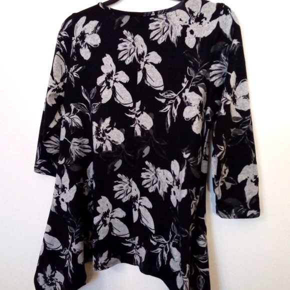 Artizan Floral 3/4 Sleeve Sharkbite Hemline Top - Picture 7 of 10